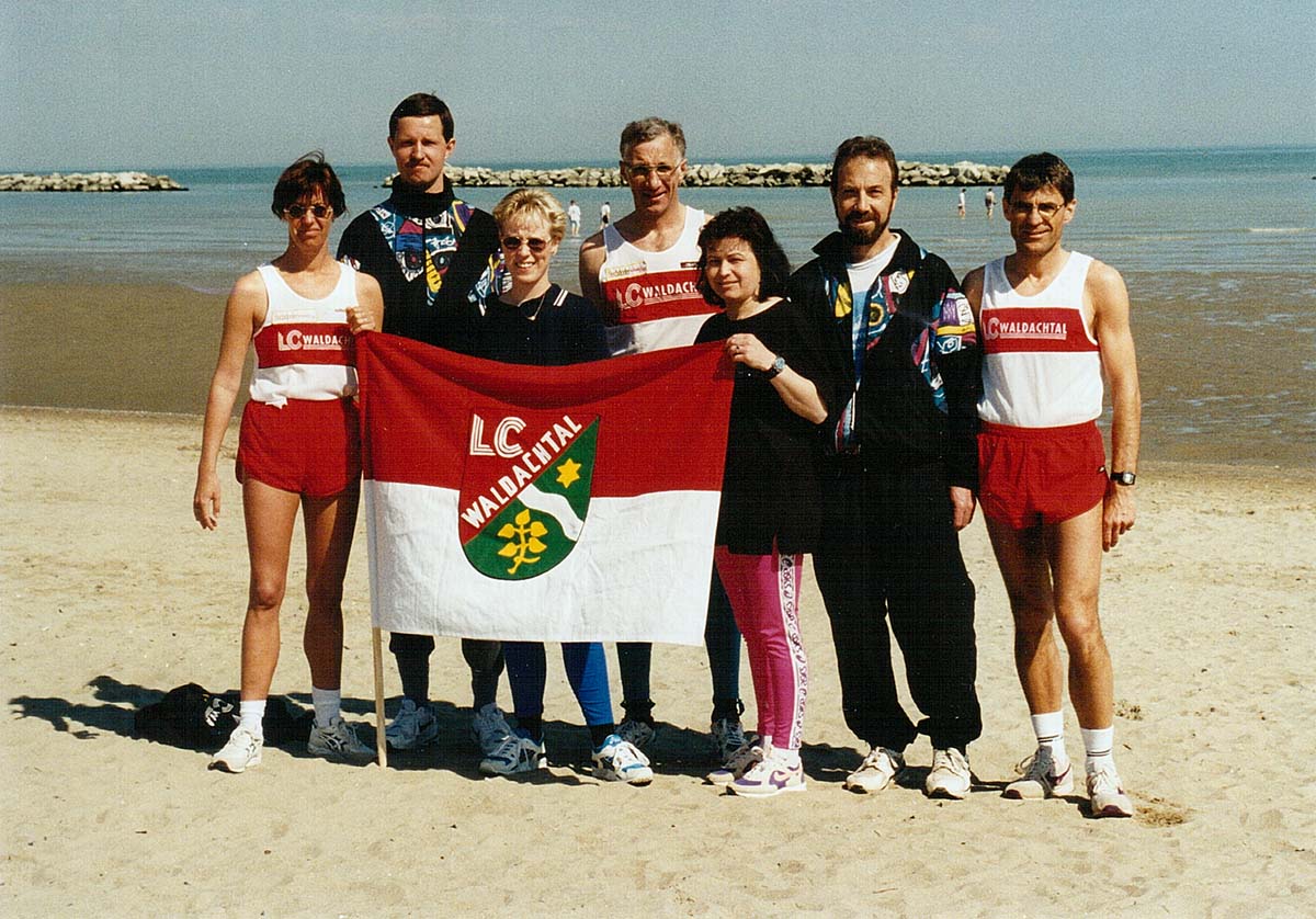 Michael Schwelns (2.v.l.) beim Trainingslager des LC Waldachtal 1997 in Cesenatico
